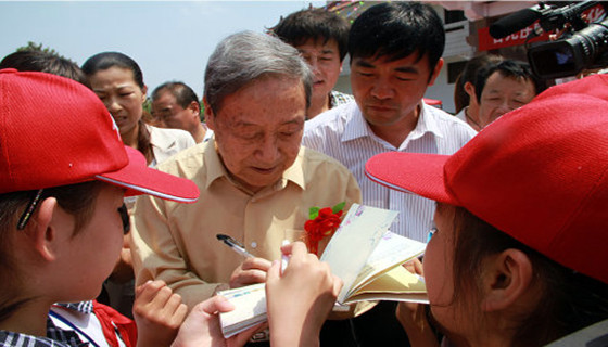贺敬之在台儿庄中华文化促进会揭碑仪式上剪影