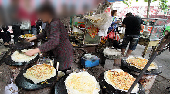 台儿庄古城美食菜煎饼