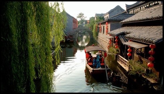 台儿庄古城<a href='https://www.0632jj.cn/tezjd/219.html' target='_blank'><u>广源河</u></a>河畔的水乡建筑 台儿庄古城运河两岸的水乡建筑
