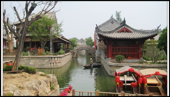 台儿庄运河古城景区内的双桥映月码头 运河古城台儿庄的水乡建筑