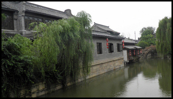 台儿庄运河古城月老河河畔的水乡建筑 台儿庄古城运河两岸的水乡建筑