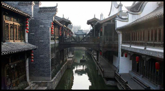 台儿庄古城景区内的月老河风光 台儿庄古城景区简介