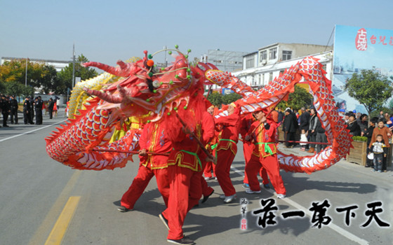 2020台儿庄古城非物质文化博览会现场舞龙表演 台儿庄古城非物质文化博览会舞龙表演