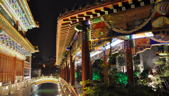 台儿庄古城正升园酒店走廊夜景