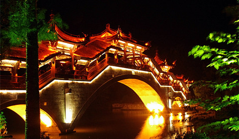 步云廊桥夜景 台儿庄古城旅游攻略之<a href='https://www.0632jj.cn/tezjd/26.html' target='_blank'><u>步云廊桥</u></a>夜景
