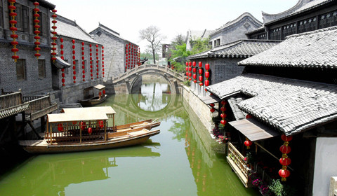 枣庄<a href='https://www.0632jj.cn/tezjd/22.html' target='_blank'><u>台儿庄古城景区</u></a>内的<a href='https://www.0632jj.cn/tezjd/219.html' target='_blank'><u>广源河</u></a>