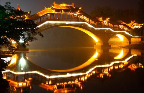 台儿庄古城步云桥的夜景