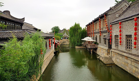 台儿庄古城内<a href='https://www.0632jj.cn/tezjd/219.html' target='_blank'><u>广源河</u></a>两岸的酒店