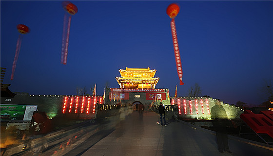 台儿庄古城夜景漂亮的旅游景点之【古城西门】