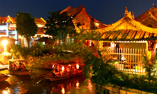 台儿庄运河古城的夜景