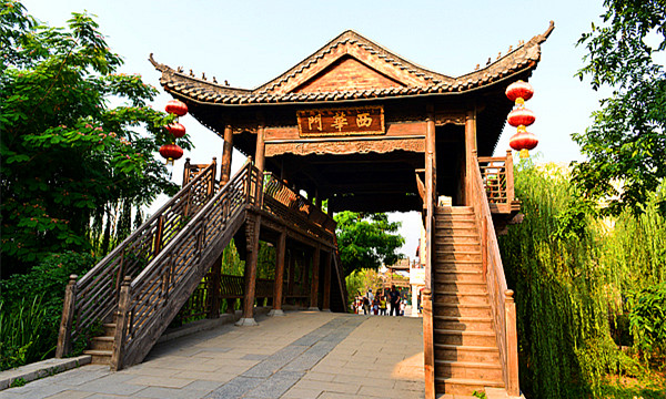 中华古水城“西华门”的夏景