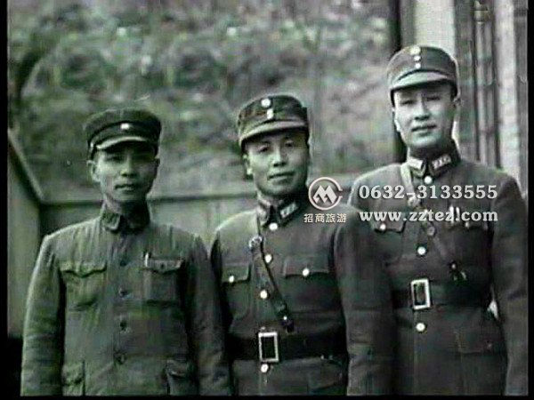 站在中间的是李宗仁先生
