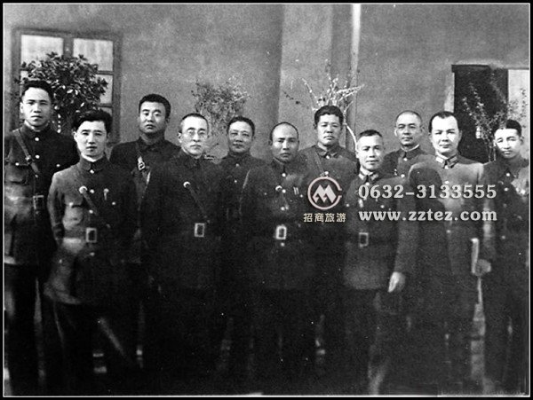 站在右边第四位是李宗仁先生