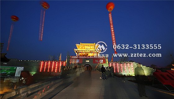 <a href='https://www.0632jj.cn/tezjd/22.html' target='_blank'><u>台儿庄古城景区</u></a>门口夜景全景图