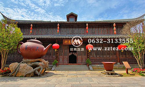台儿庄古城内客栈停车场