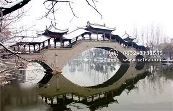 台儿庄古城雪景-古城的<a href='https://www.0632jj.cn/tezjd/26.html' target='_blank'><u>步云廊桥</u></a>