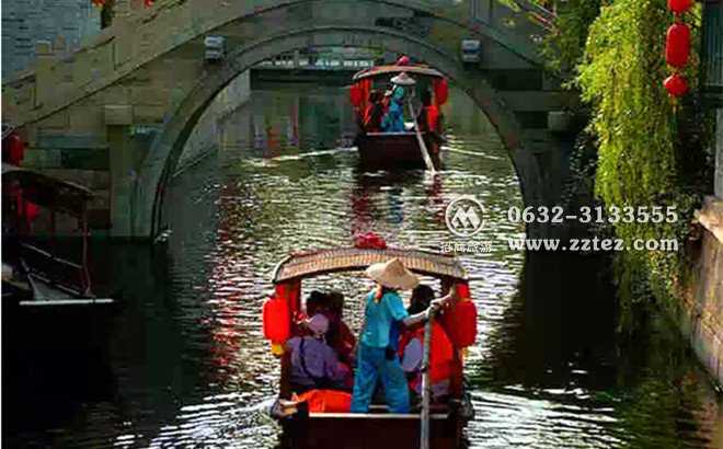 台儿庄古城一道靓丽风景线-摇船妹子 台儿庄古城一道靓丽风景线-摇船妹子