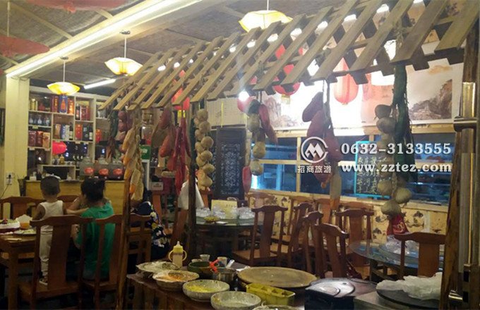 台儿庄古城内吃饭200元每团的饭店环境