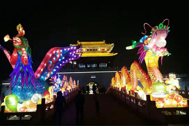 台儿庄古城灯会热闹场面