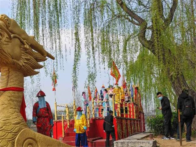 问：观鸟园在台儿庄古城里面吗