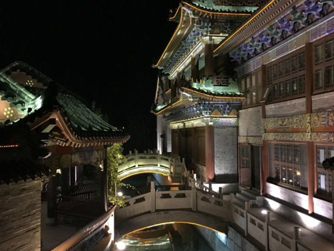 台儿庄好的酒店院落夜景