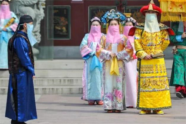 问：邳州65岁以上的老年人凭身份证台儿庄古城免票吗？
