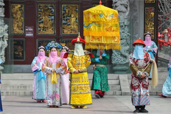 问：年卡从东门进要买船票吗？不买船票不让进吗？
