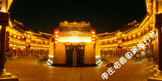 台儿庄古城夜景--船形街 台儿庄古城夜景--<a href='https://www.0632jj.cn/tezjd/238.html' target='_blank'><u>船形街</u></a>