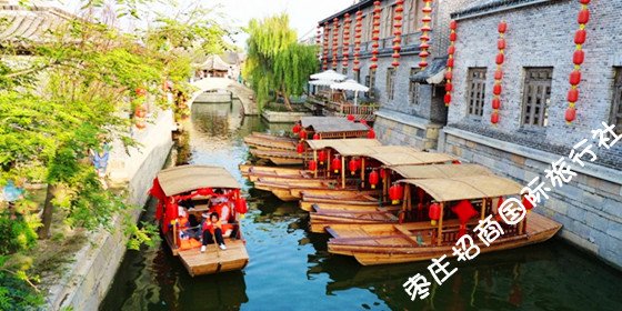 台儿庄古城广源河上等候客人的小船