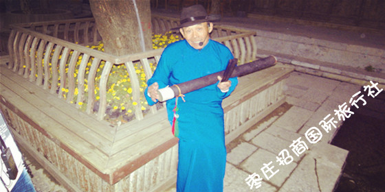 台儿庄古城表演<a href='https://www.0632jj.cn/gcylxm/48.html' target='_blank'><u>渔鼓</u></a>的老先生