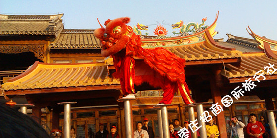 台儿庄古城<a href='https://www.0632jj.cn/tezjd/241.html' target='_blank'><u>天后宫</u></a>广场舞狮子