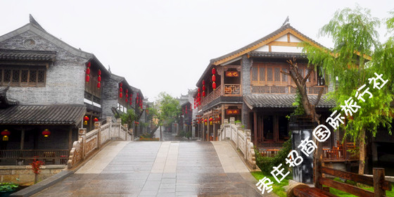 雨中的<a href='https://www.0632jj.cn/tezjd/22.html' target='_blank'><u>台儿庄古城景区</u></a>内大衙门街