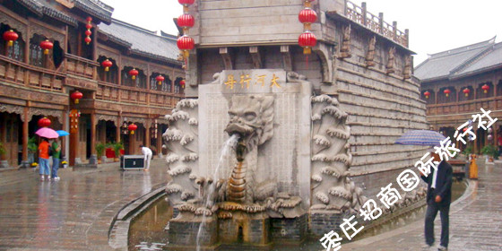 雨中的台儿庄古城<a href='https://www.0632jj.cn/tezjd/238.html' target='_blank'><u>船形街</u></a>