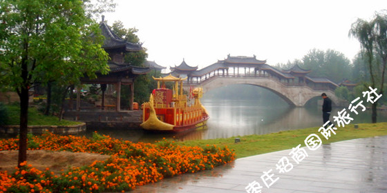 雨中的台儿庄古城<a href='https://www.0632jj.cn/tezjd/26.html' target='_blank'><u>步云廊桥</u></a>