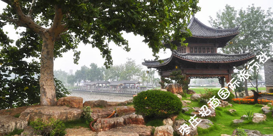 雨中的台儿庄古城<a href='https://www.0632jj.cn/tezjd/27.html' target='_blank'><u>五行码头</u></a>