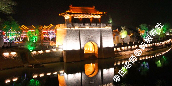 台儿庄古城安澜门夜景