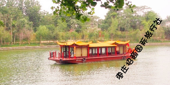 台儿庄大运河上行驶的游船 <a href='https://www.0632jj.cn/ccygc/' target='_blank'><u>台儿庄古城游船</u></a>