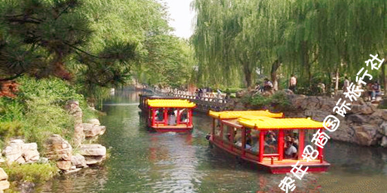慢慢行驶在台儿庄大运河上的画舫船 台儿庄运河乘船旅游