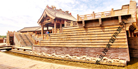 <a href='https://www.0632jj.cn/' target='_blank'><u>台儿庄古城</u></a>船形街中心的<a href='https://www.0632jj.cn/gcylxm/148.html' target='_blank'><u>柳琴戏</u></a>表演场地“后乐亭” 台儿庄<a href='https://www.0632jj.cn/tezjd/238.html' target='_blank'><u>船形街</u></a>的后乐亭