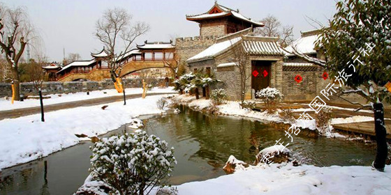 台儿庄古城雪景“<a href='https://www.0632jj.cn/tezjd/26.html' target='_blank'><u>步云廊桥</u></a>” 冬天的台儿庄古城,古城台儿庄的冬天