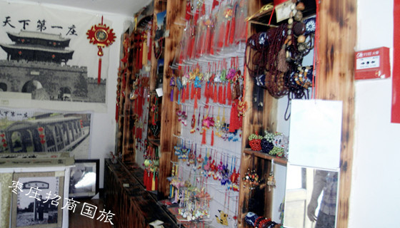 台儿庄古城古绣坊摆设的纪念品 台儿庄古城旅游纪念品
